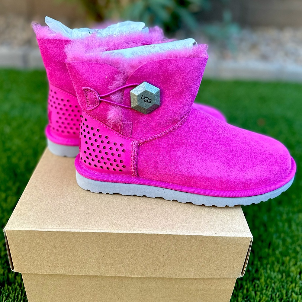 UGG Women’s Mini BOOTIE Bailey Button Geo Perf Pink, size 6